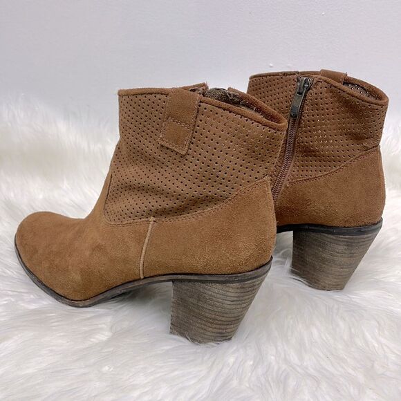 Vince Camuto | cowgirl ankle booties 9.0 Tan suede pointy toe boots. - Picture 3 of 10